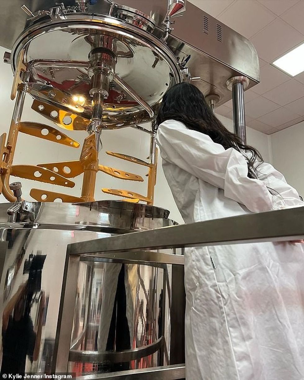 61030763 11077535 Inspection time She carefully checked out various parts of the l a 11 1659545134811