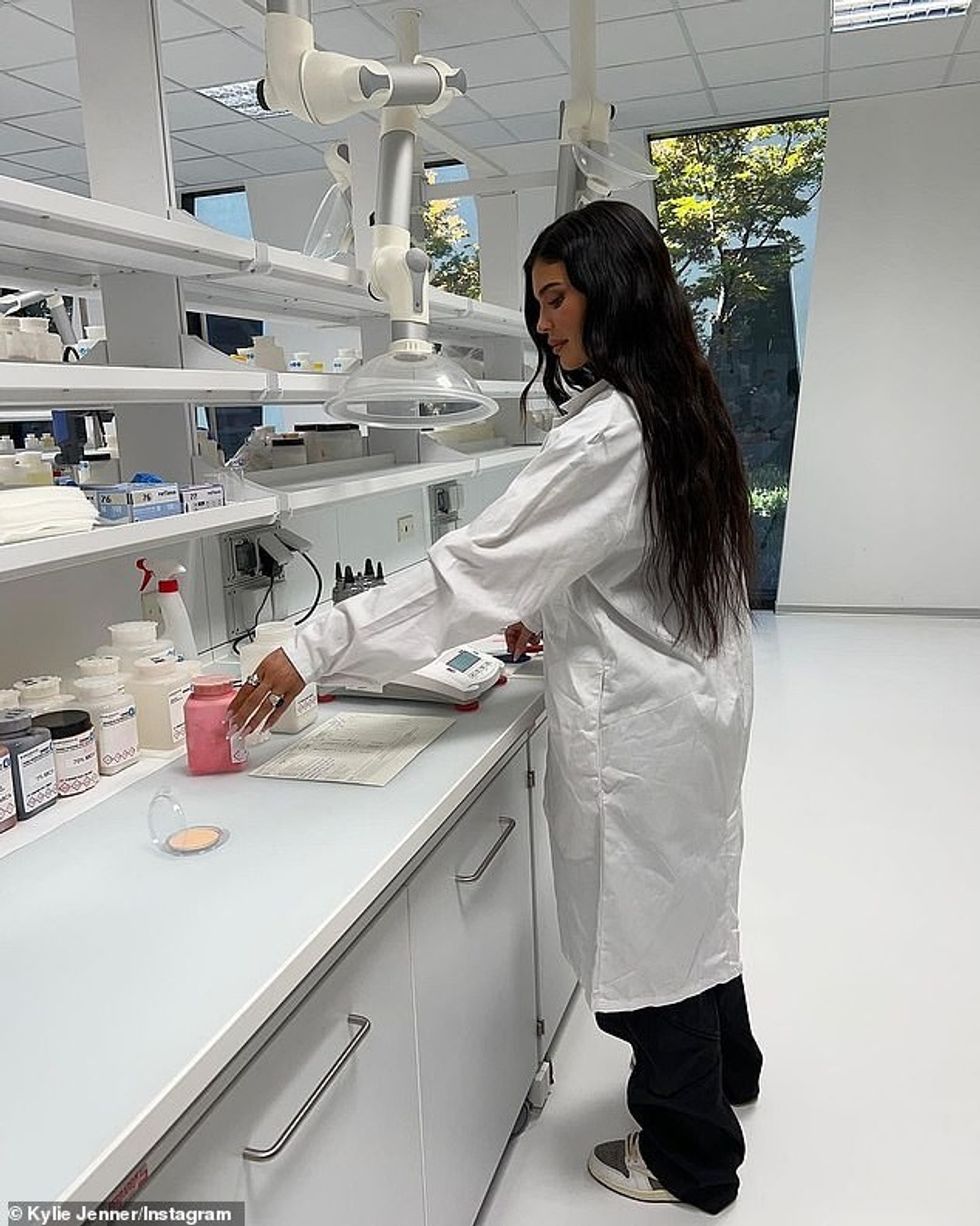 61030791 11077535 Hands on mogul Kylie Jenner paid a visit to the lab making her l a 9 1659545134681