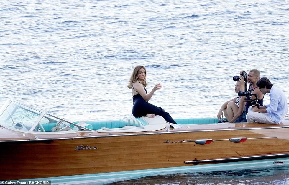 61035837 11077923 Model The mother of two was seen laughing and chatting with memb a 13 1659554791724