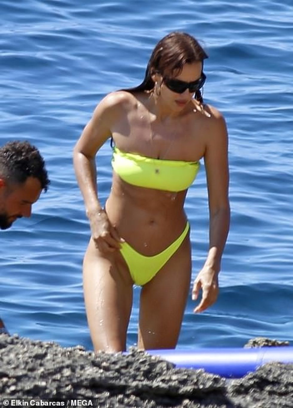 61096451 11083915 Fresh Irina was happy to get her long raven tresses wet while en a 35 1659689645531