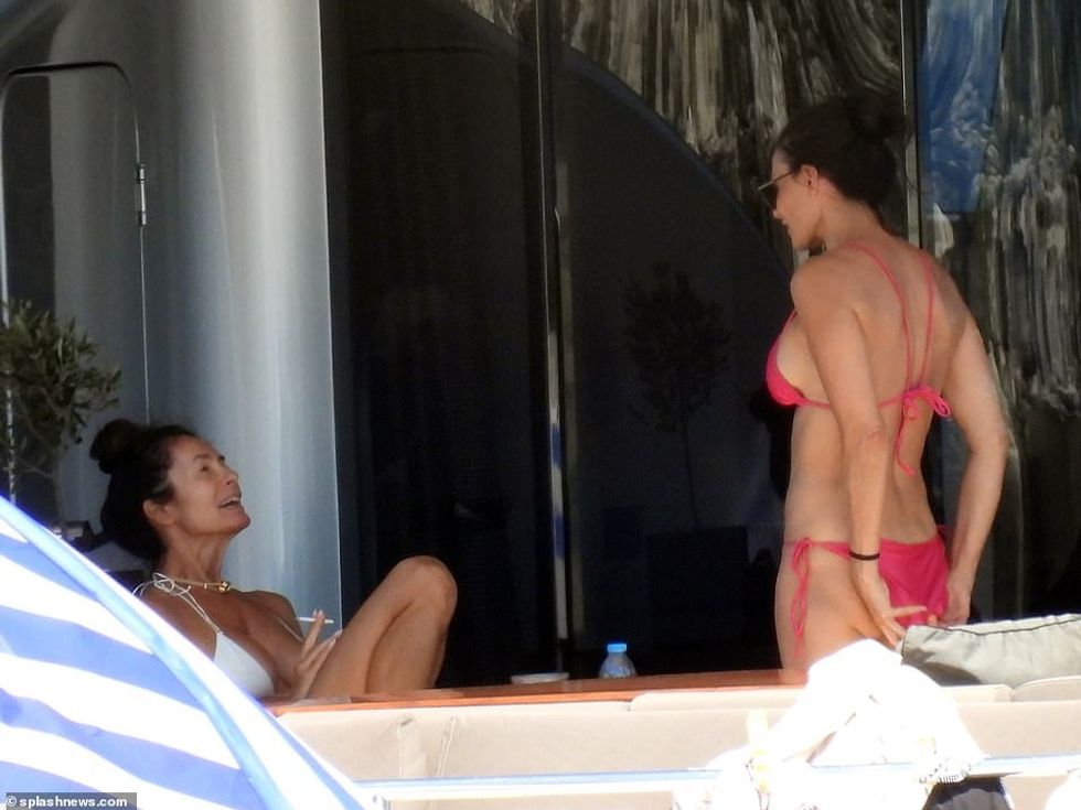 61403975 11113813 Chatter The two women enjoyed each other s company as they spoke a 6 1660590632031