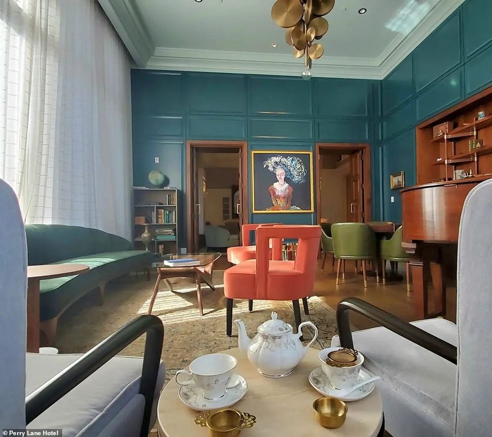 61588941 11132263 The posh establishments offers guests sophisticated amenities su a 82 1661112384999