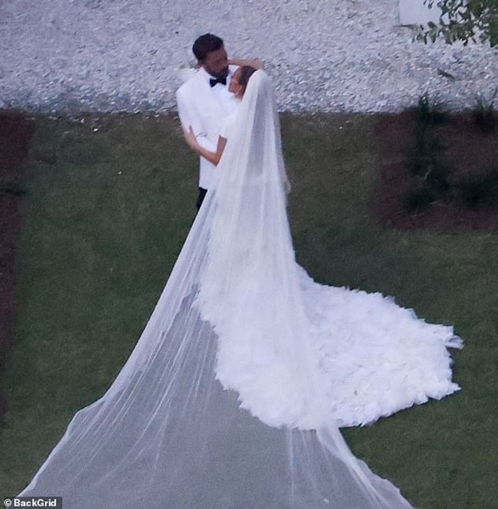 61611749 11135367 Happy bride Jennifer Lopez was the belle of her splashy Georgia m 83 1661191992043