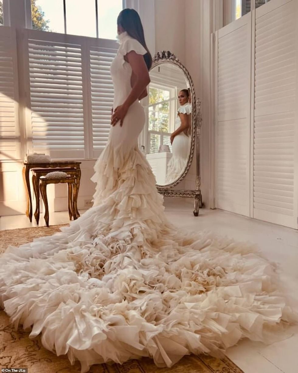 61658771 11138291 Breathtaking JLo shared some more stunning wedding day snaps on a 17 1661284396068