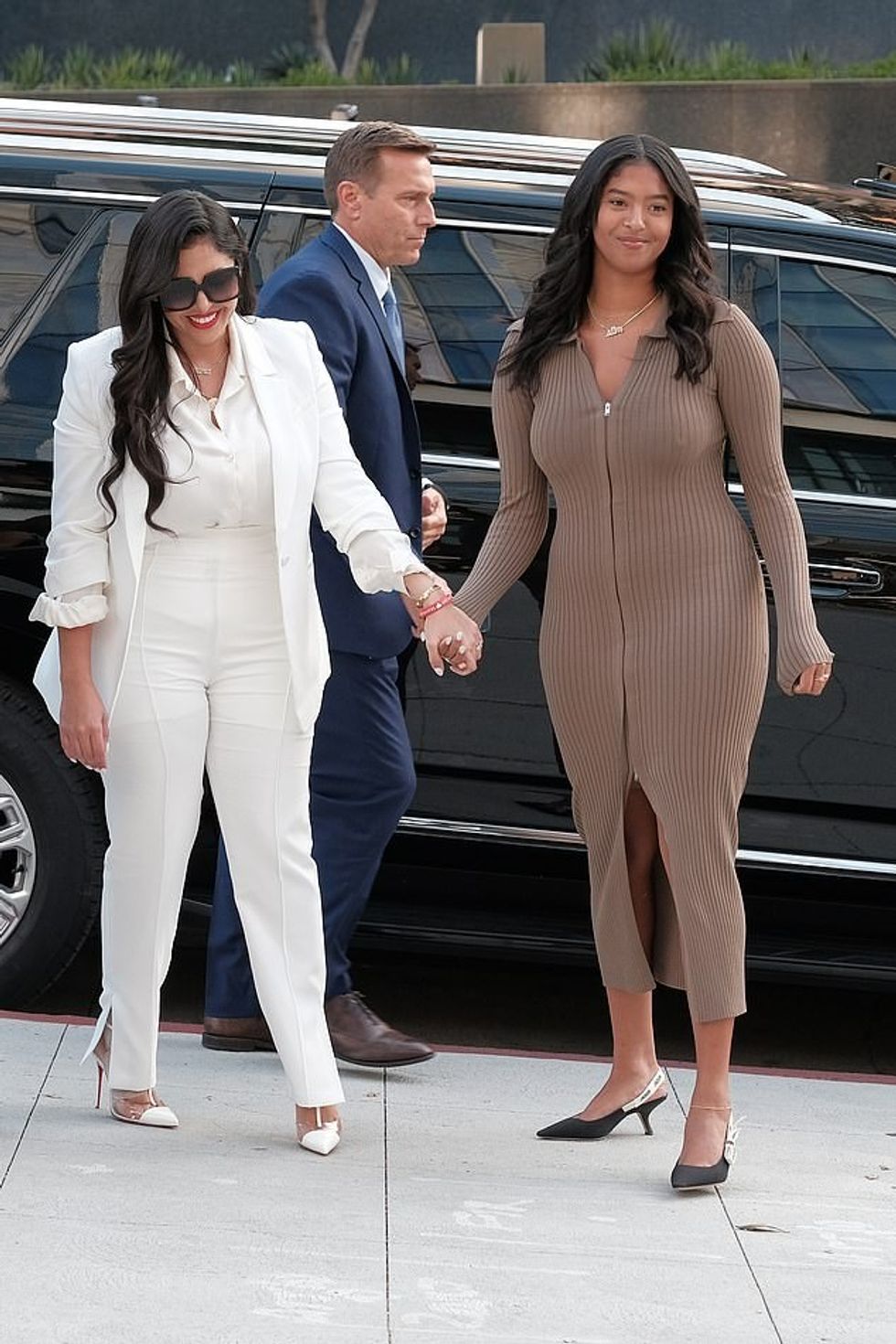 61697621 11143583 Vanessa Bryant and Chris Chester whose wife and daughter died in a 10 1661383018620