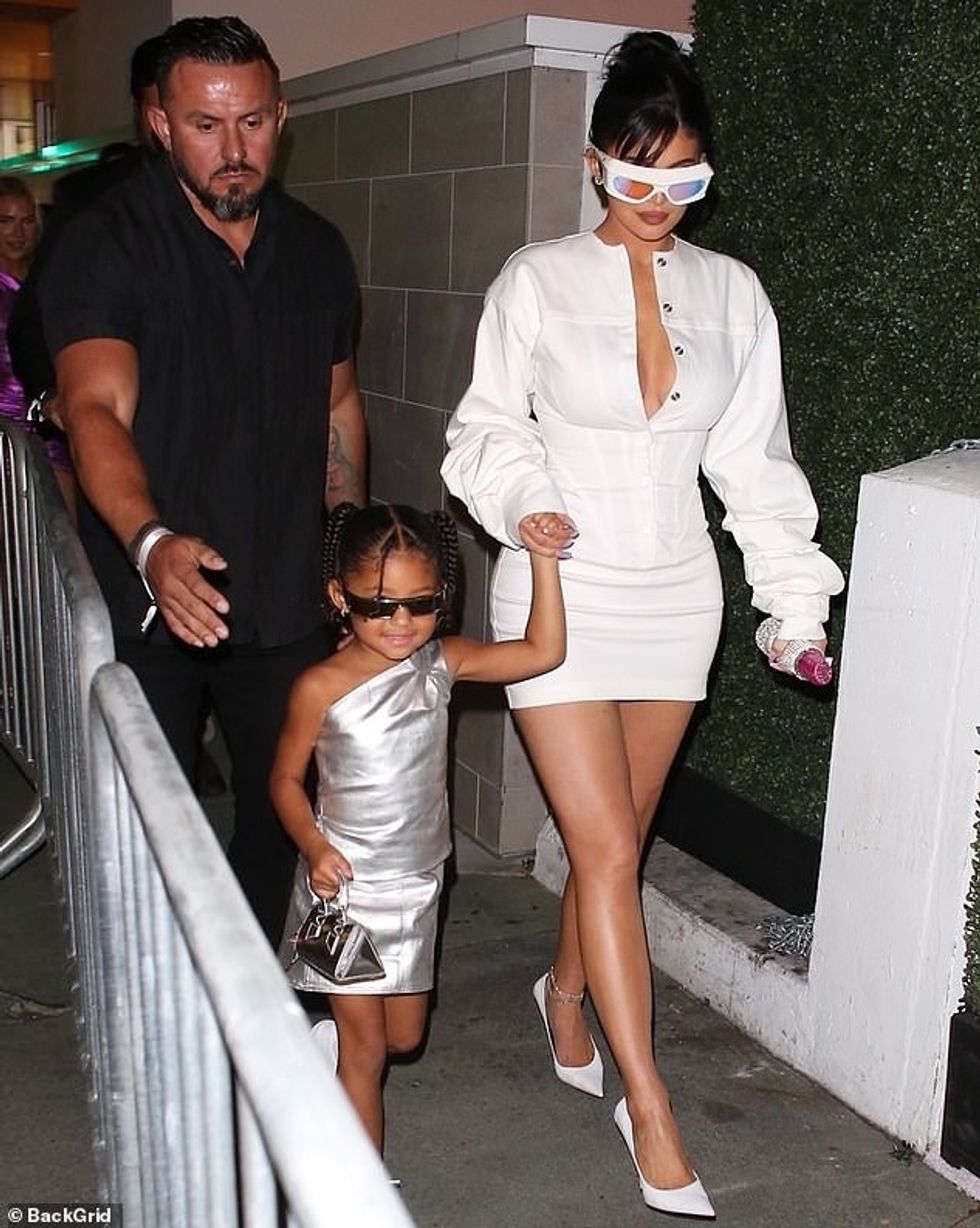 61710773 11144363 Doting mom Her sister Kylie wowed in a white mini dress featurin m 7 1661410253243