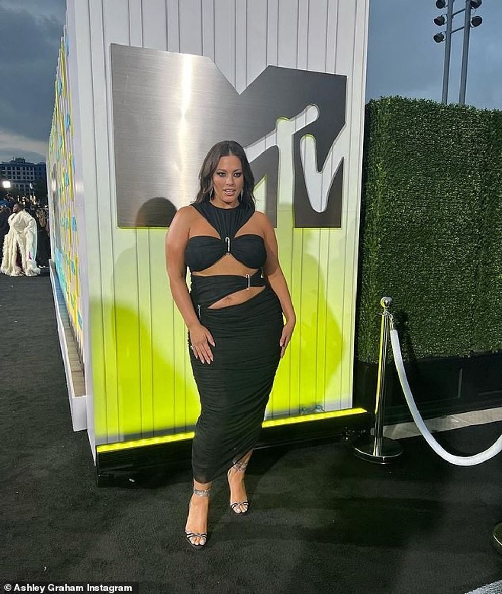 61819953 11155439 Working it The Nebraska native also stuck a pose for Instagram p a 71 1661740943407