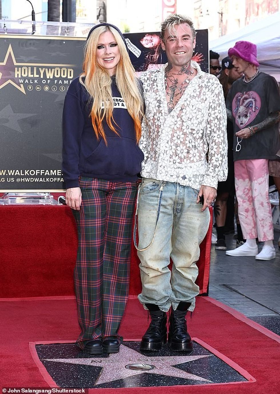 61925113 11166513 Cute couple Lavigne was pictured with her fiance Mod Sun who was a 13 1661985961325