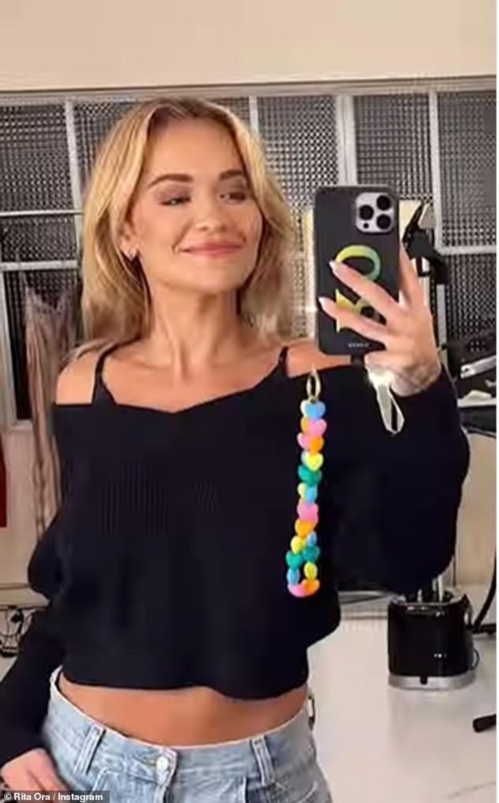 61950301 11169259 Smiles She beamed for a mirror selfie while donning an off duty a 285 1662040234019