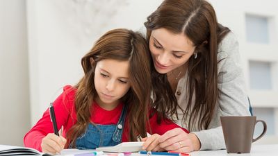 2023/12/mom.daughter.homework-123.jpg