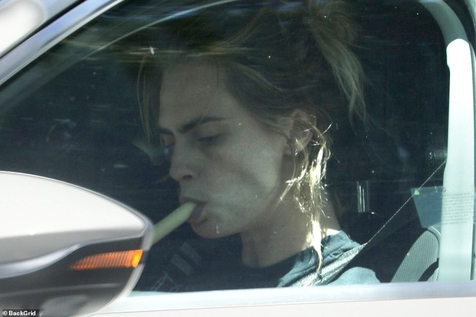 62005067 11208999 Model Cara Delevingne is pictured after visiting a sex shop smok a 9 1663103462717