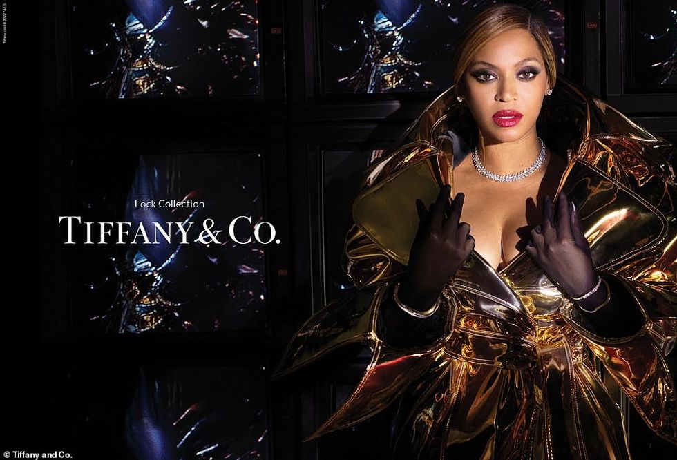 62006581 11174579 So chic The looker had o black gloves as she pulled open her coa a 66 1662153491290