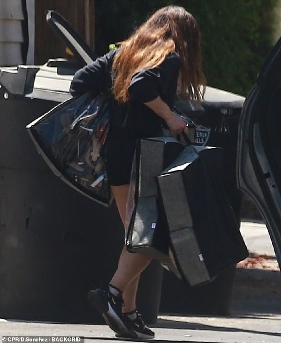 62011953 11175361 Elbow grease Her friends were seen being admirably helpful durin m 7 1662172805985