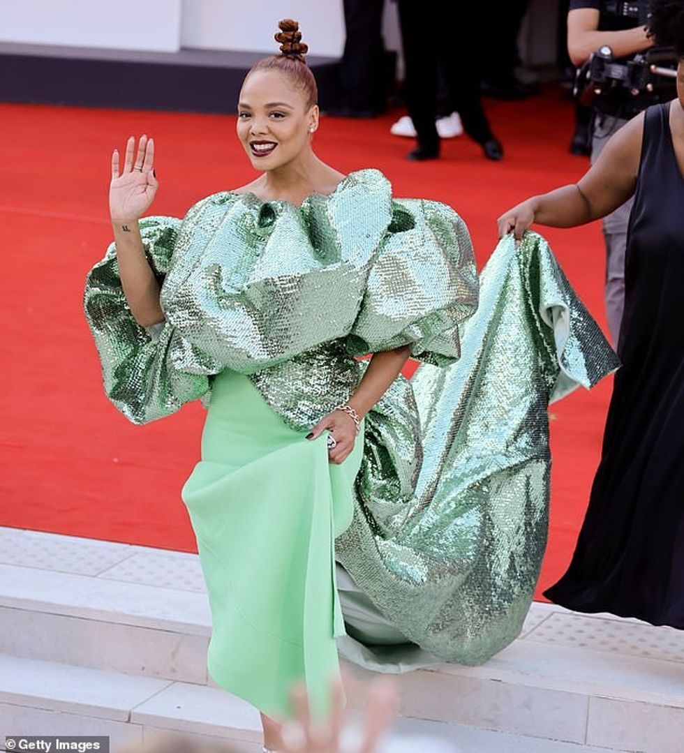 62082307 11182491 Stylish She showed off her range of perfected poses in the styli m 39 1662400956928