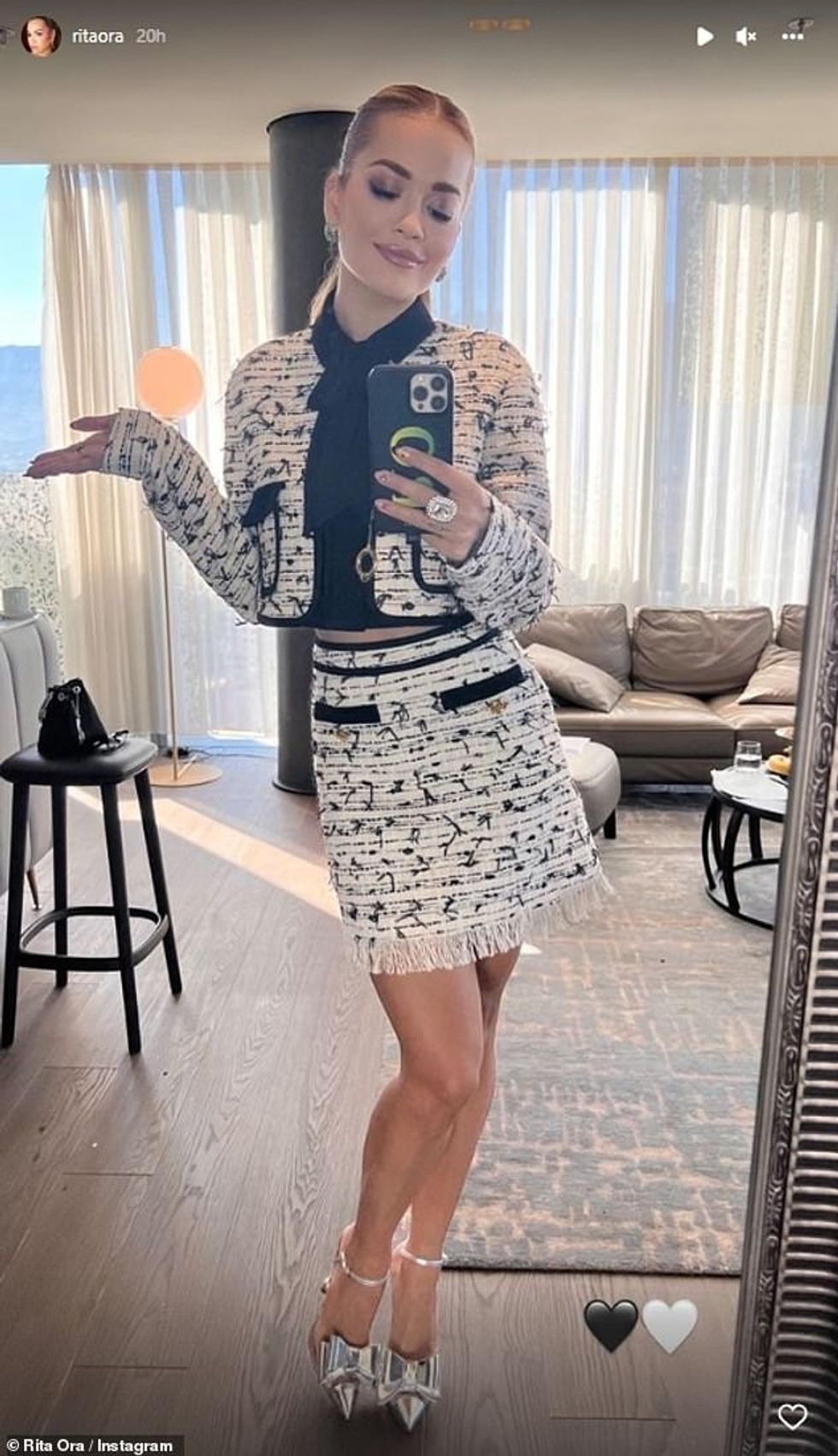 62102063 11184167 In style She wore a chic black and white jacket with a bold lini a 40 1662451250745