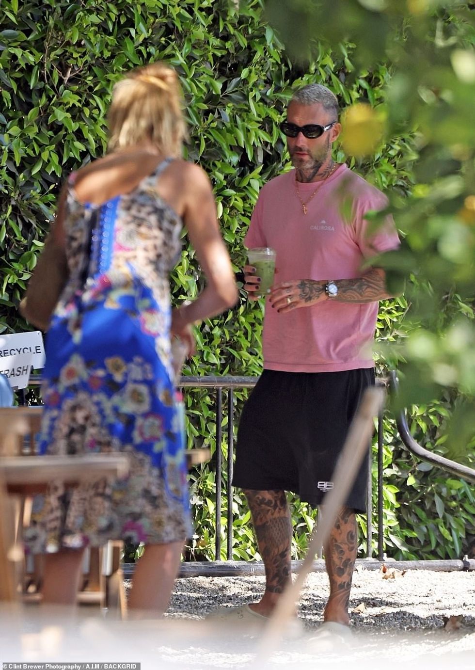 62127609 11186425 Doting husband Levine who was drinking a cold matcha latte seeme a 12 1662502729458