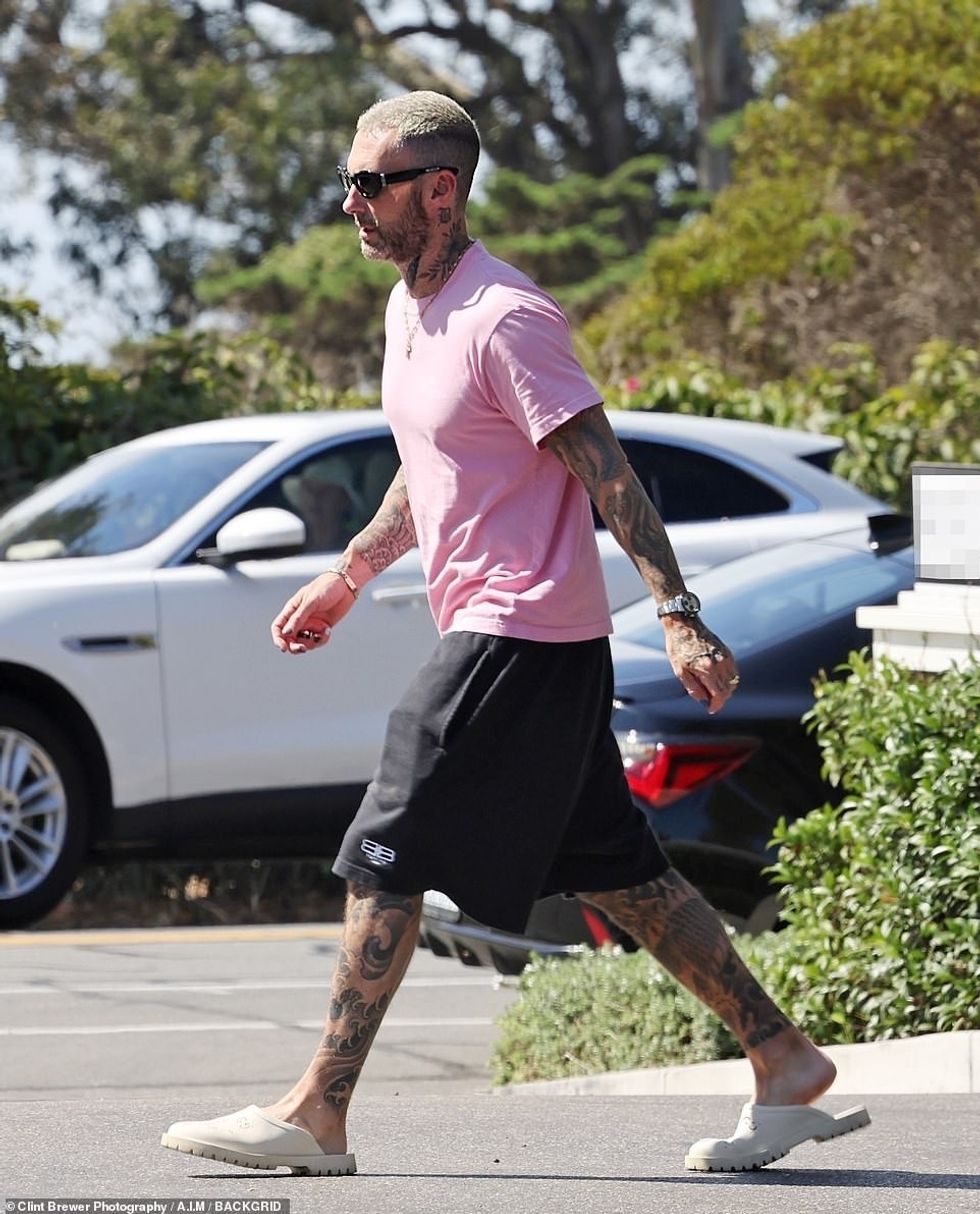 62128605 11186425 Handsome He also sported a colorful manicure and platinum blonde a 15 1662502729637