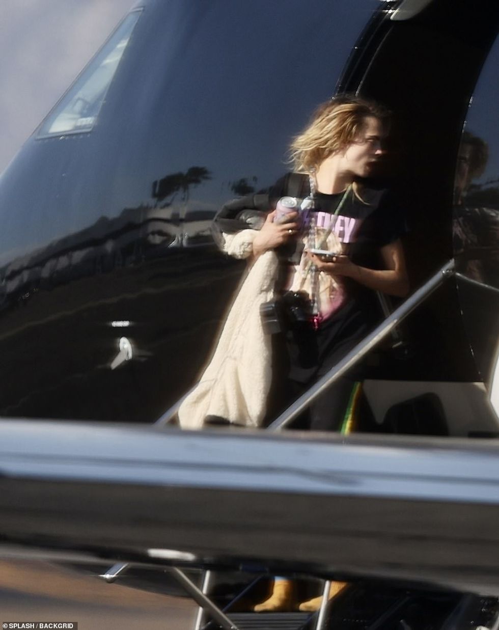 62135615 11186907 You re going nowhere Delevingne leaving the flight it s not cle m 21 1662554360022