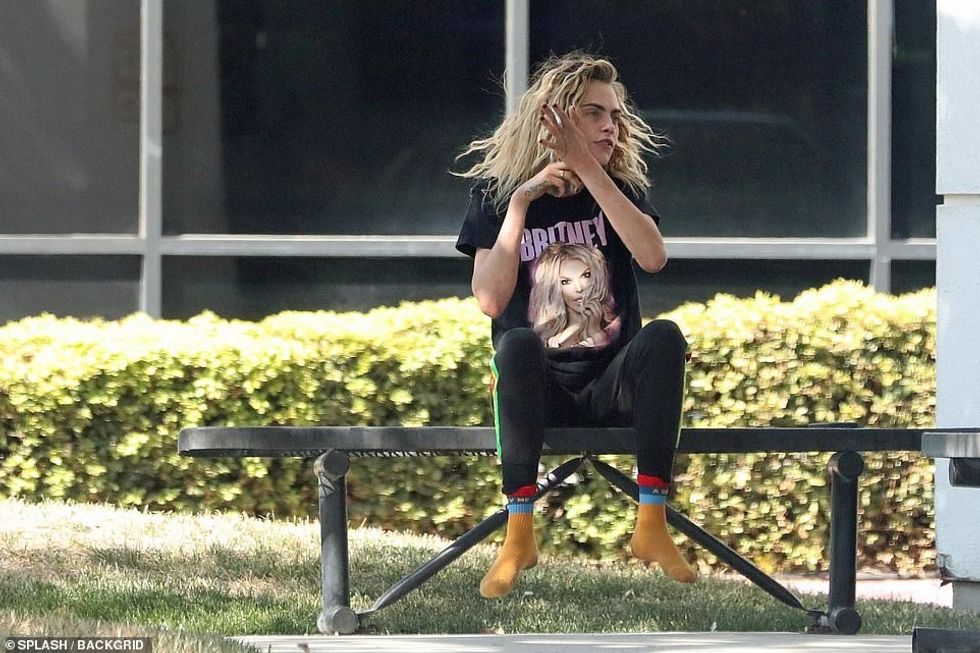 62135743 11186907 A member of the model s party spoke with staff at the airport a 103 1662520055655