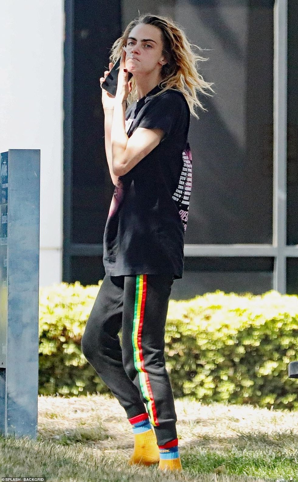 62135795 11186907 Back on the ground Delevingne smoked a cigarette as she talked o m 18 1662554324650
