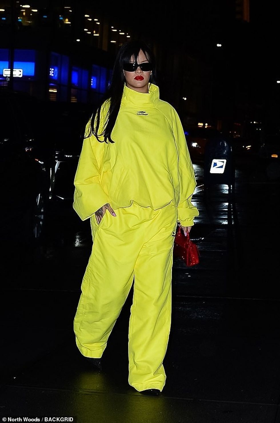 62149697 11188425 Too bright Ri Despite it being nighttime the superstar sported a a 47 1662544001817