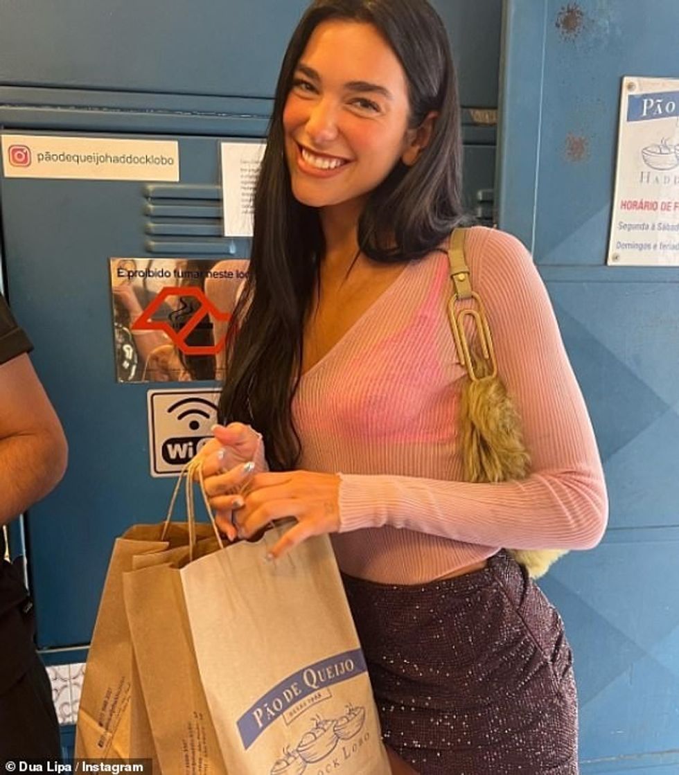 62225369 11195703 Incredible In another snap Dua flashed a bright pink bra through a 70 1662683135151