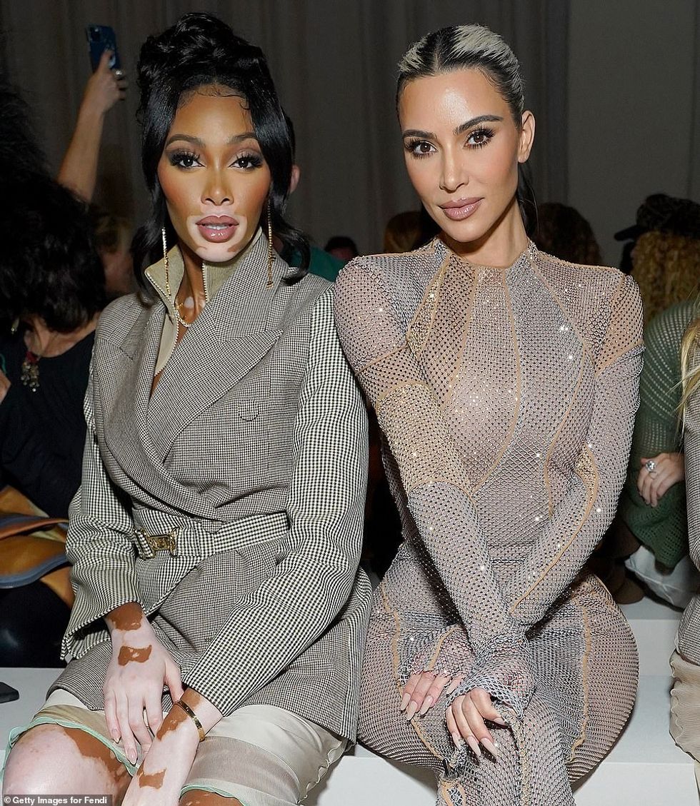 62269253 11198917 Pals Kim and Winnie posed together on the runway ahead of the sh a 186 1662800051466