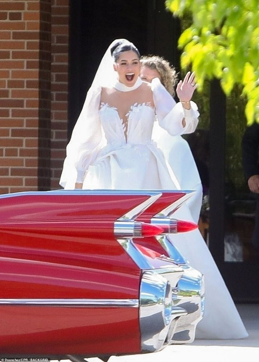 62300577 11201885 Here comes the bride Mari looked stunning in her elegant wedding a 45 1662920114460