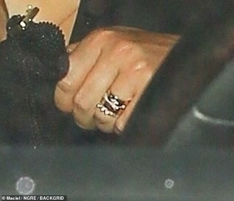 62302317 11203117 Big hair don t care The British 34 year old rocked big waves in m 22 1662969570095