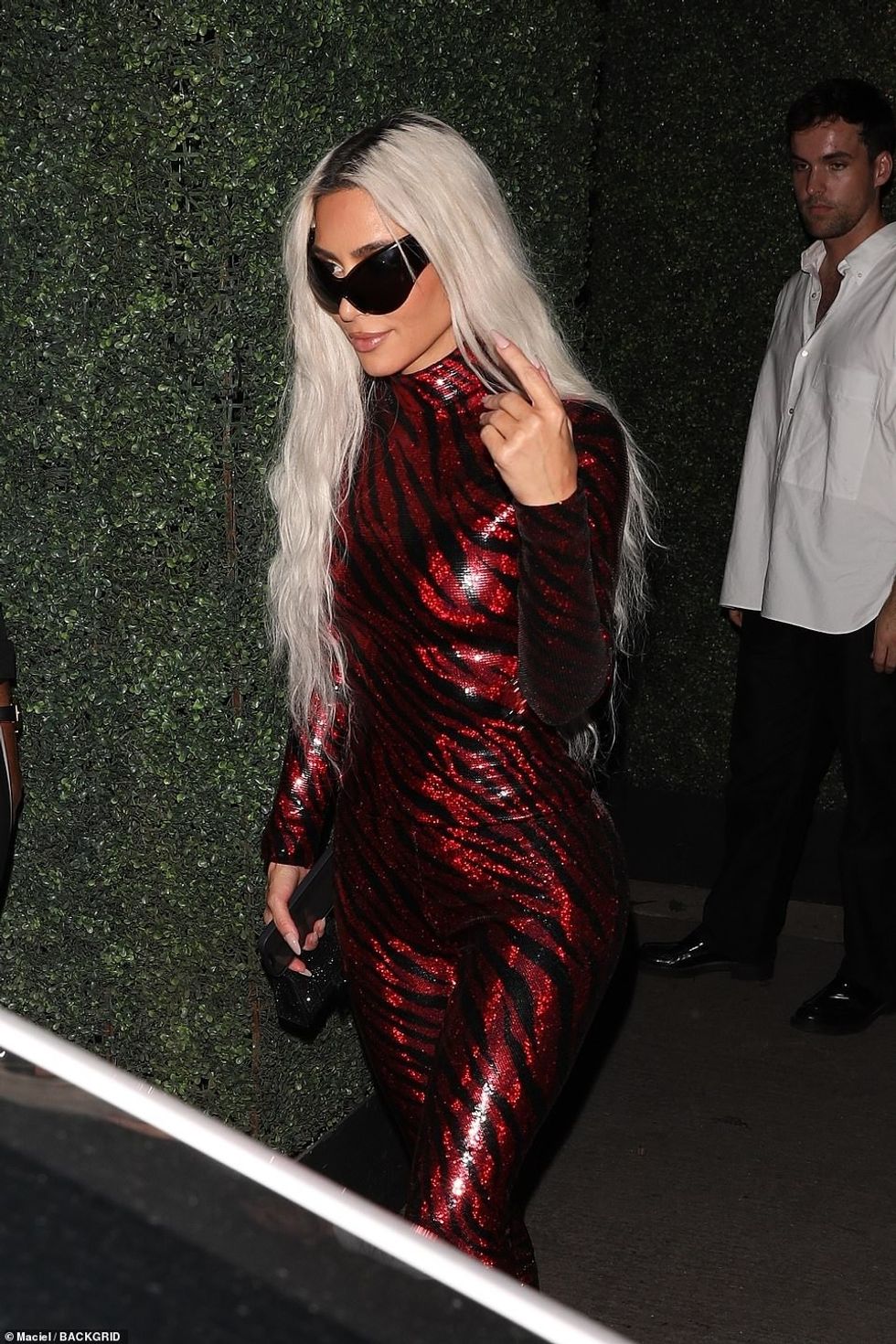 62303639 11202155 Gorgeous Kim gave her platinum blonde bob a big boost with hair a 33 1662932871099