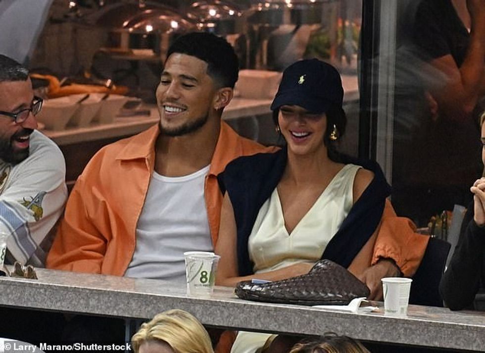 62306301 11202641 Enjoying the game Kendall Jenner 26 and Devin Booker 25 were see a 6 1662945908913