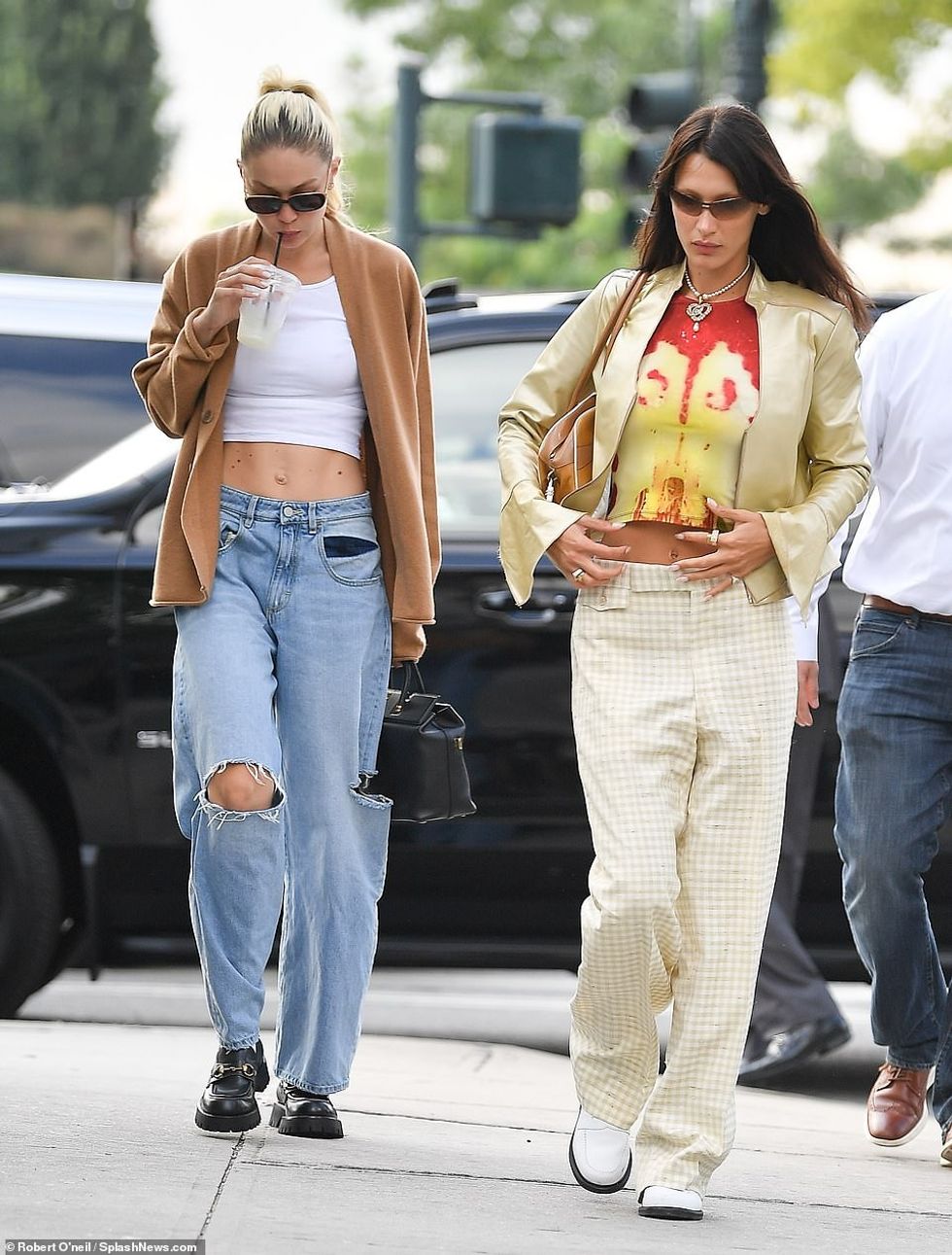 62377235 11209615 Low key Gigi is seen Monday in a similarly casual look with her a 19 1663129806311