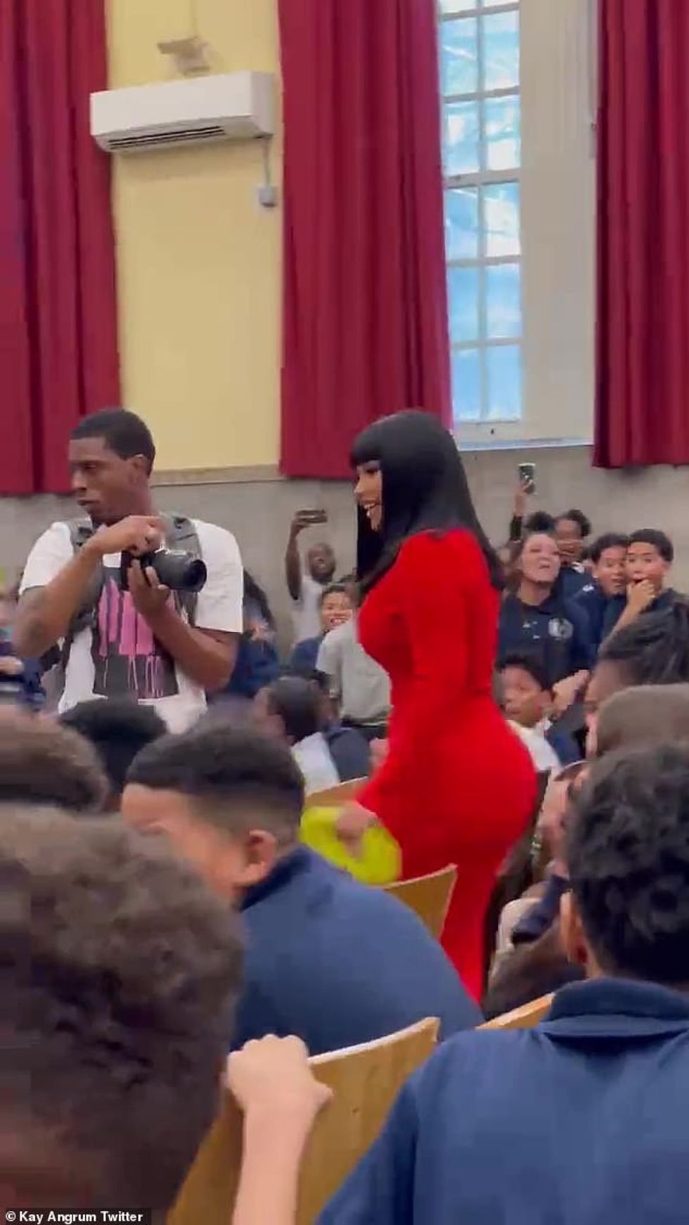 62381483 11209803 Screaming The video shows the rapper clad in a red mini dress ar a 98 1663120038044