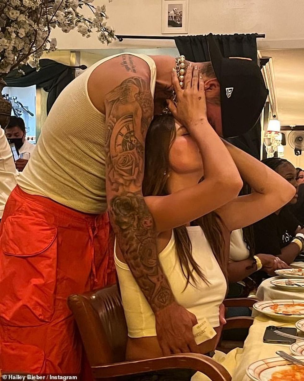 62381607 11209909 Passion One sizzling snap showed Justin standing behind Hailey a a 104 1663121907544