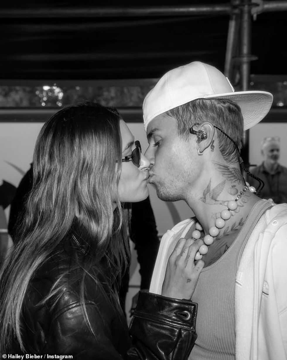 62381609 11209909 Affectionate The lovebirds also shared a more chaste peck on the a 99 1663121907507