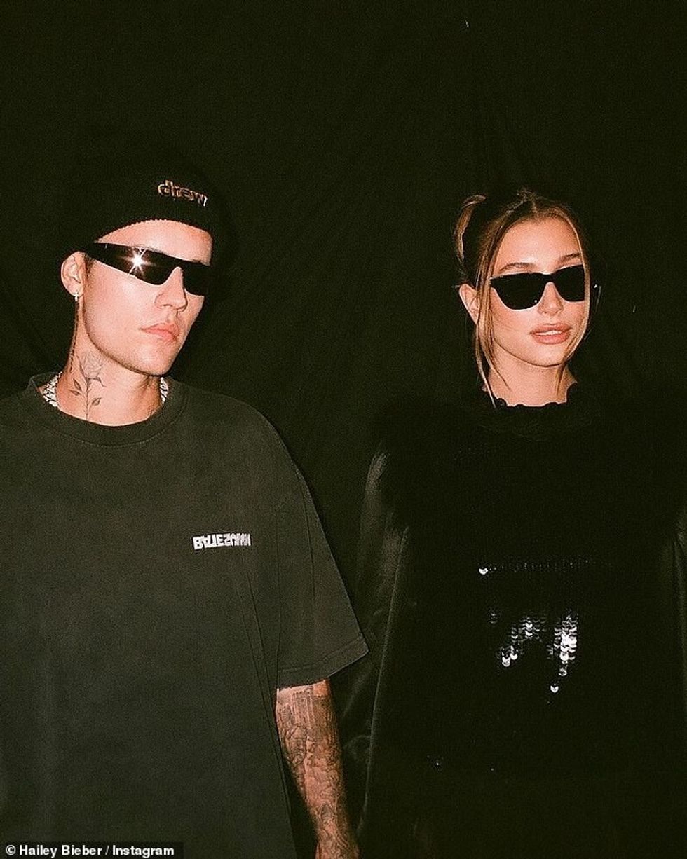 62381611 11209909 Back in black In another image the two looked effortlessly cool a 103 1663121907522