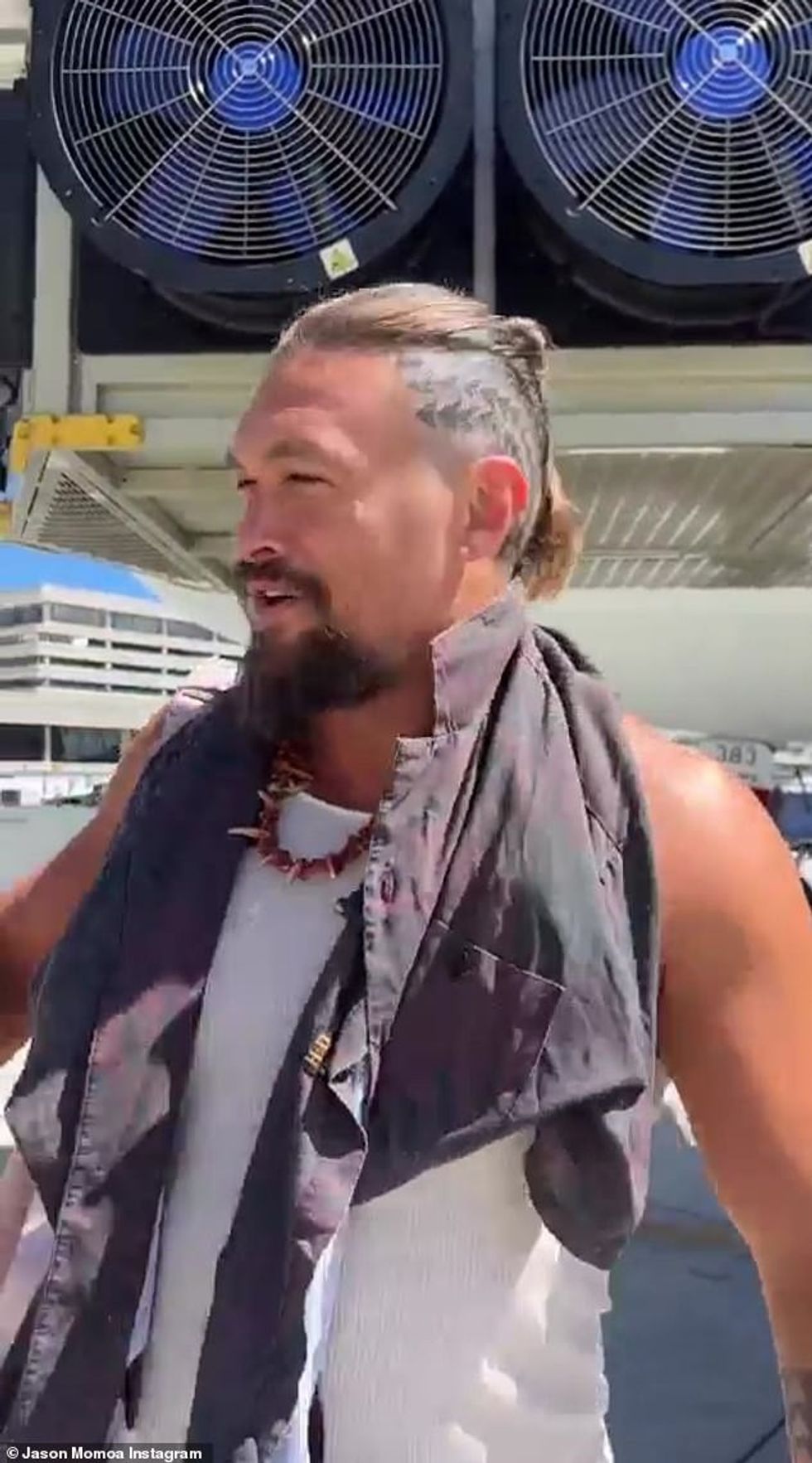 62425913 11214023 The actor was in a cheery mood as he prepared to board a New Zea a 26 1663213627722