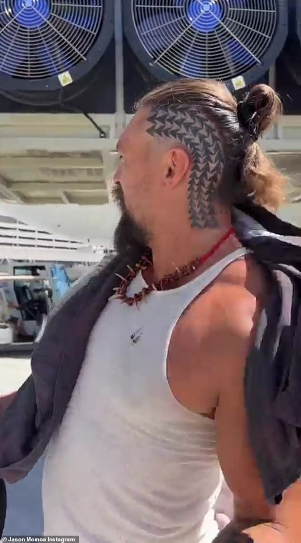 62425915 11214023 A rep for the actor said He got his head and neck tattooed It s a 25 1663213627719