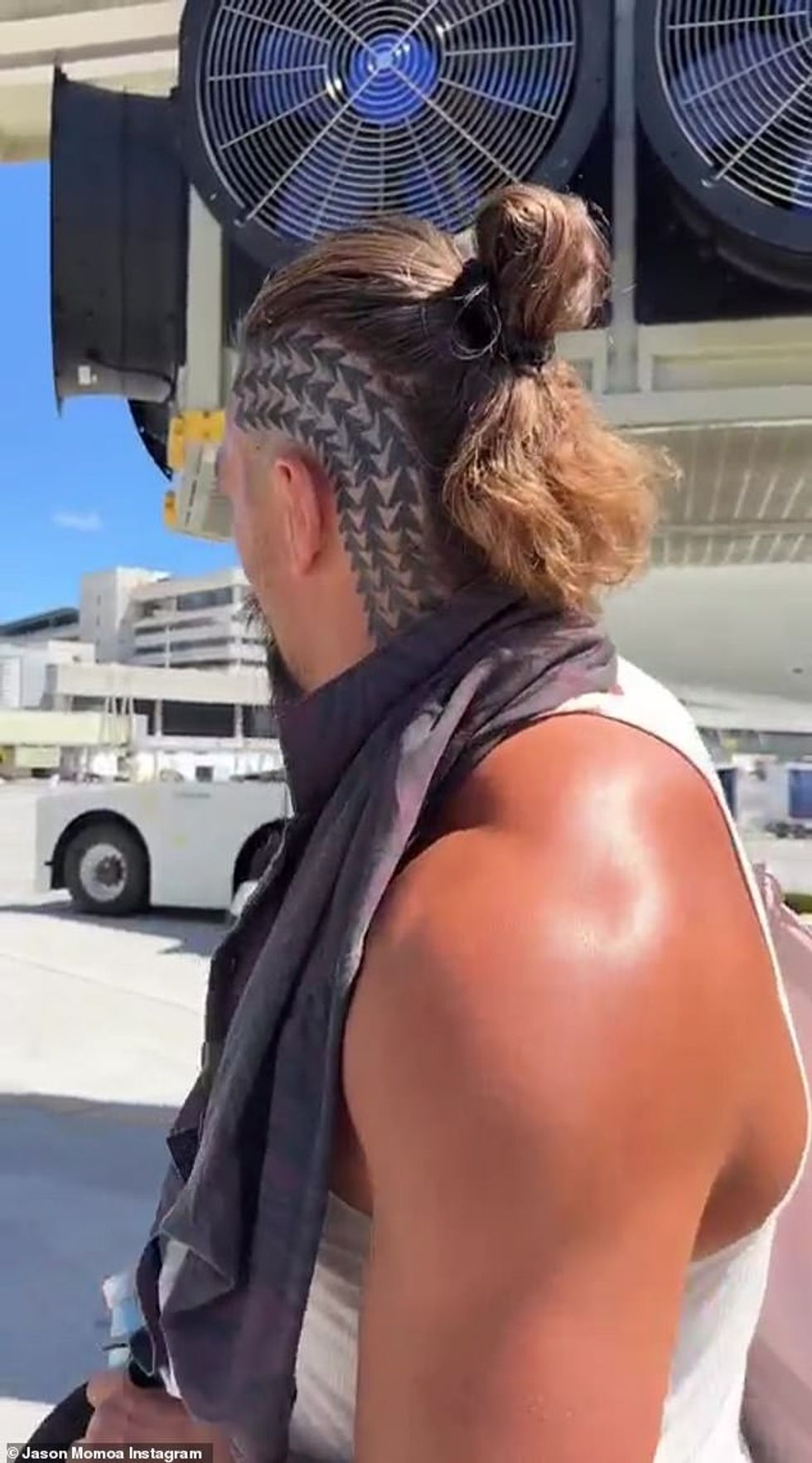 62425919 11214023 The Aquaman leading man turned his head to show off the new ink a 24 1663213627645