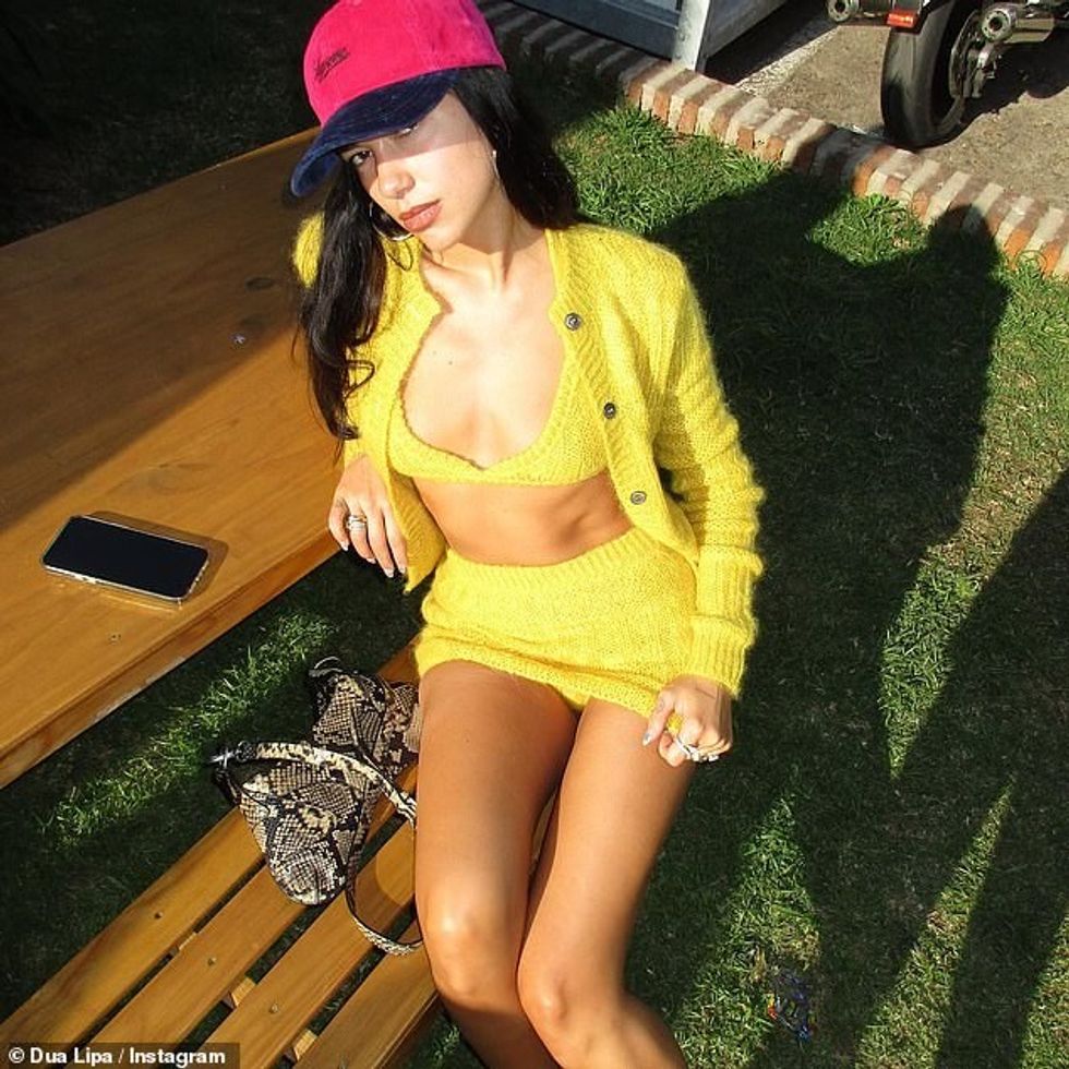 62443403 11215811 Dua Lipa showed off her impeccable sense of style in a carousel a 81 1663251666188