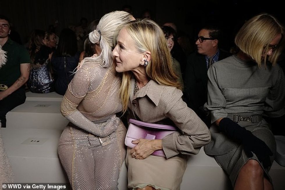 62452881 11216705 Catching up Kim and Sarah Jessica had a warm exchange prior to t a 160 1663274462464