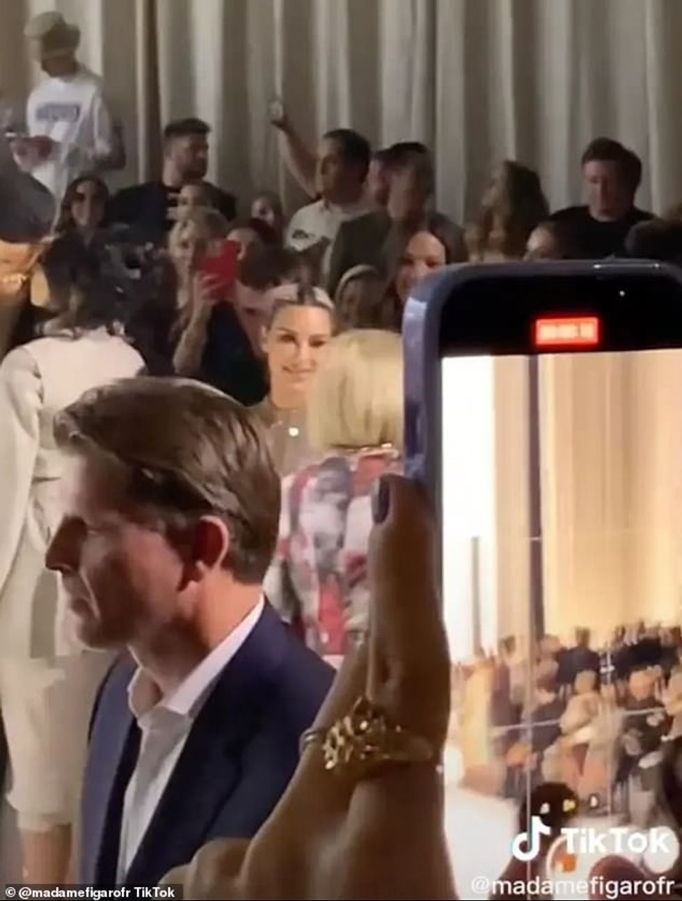 62453233 11216705 Yikes Anna appeared to walk straight to Sarah they shared a hug a 159 1663274462411