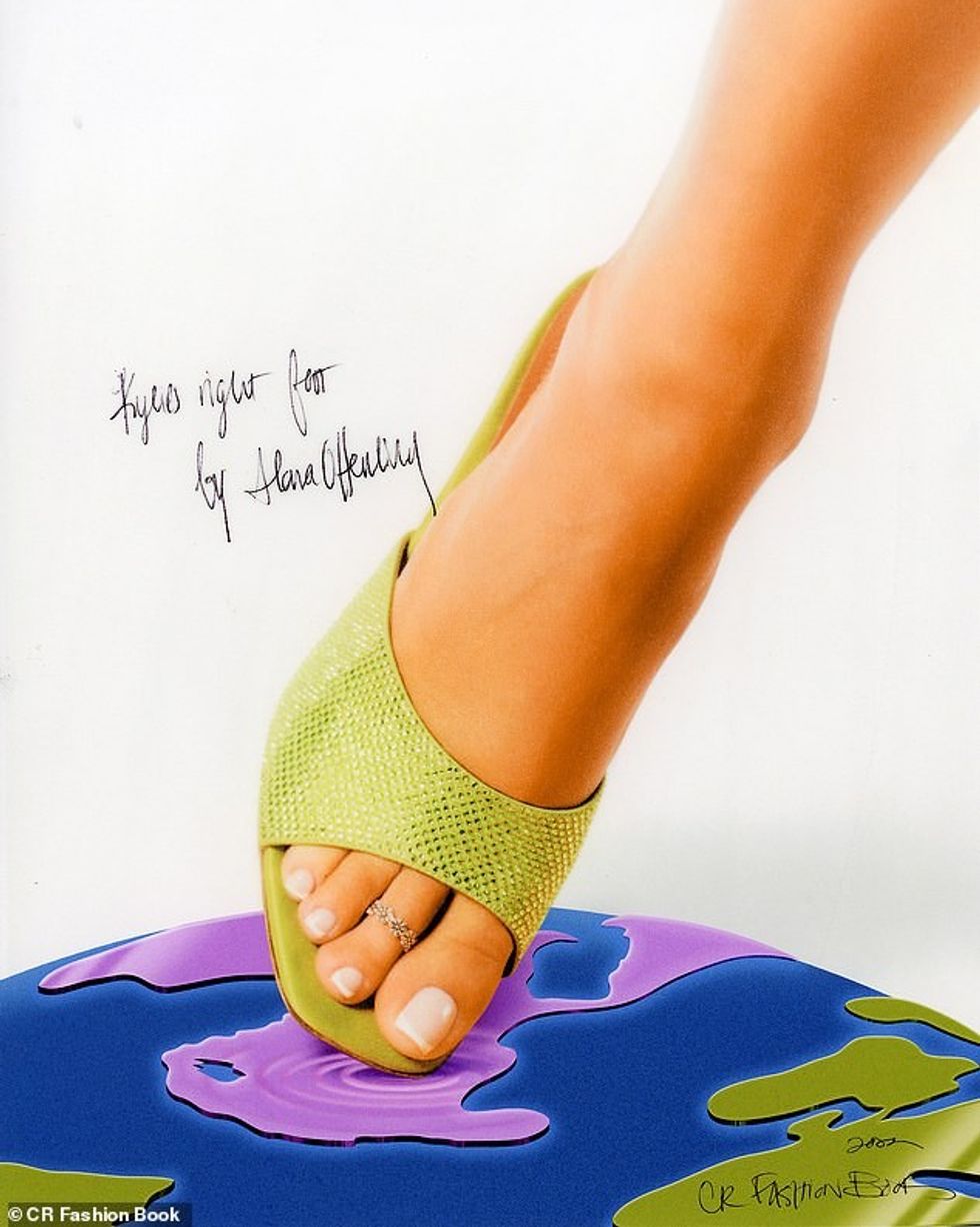 62453949 11216701 Kylie s right foot Kylie s peek a boo toed sandal revealed glitt a 8 1663261805385