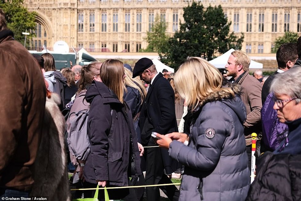 62480673 11219511 At times Beckham lowered his head as he passed others in the que a 62 1663339552670