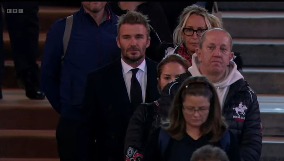 62484525 11219511 Beckham waited alongside thousands of other mourners waiting to a 55 1663339552636
