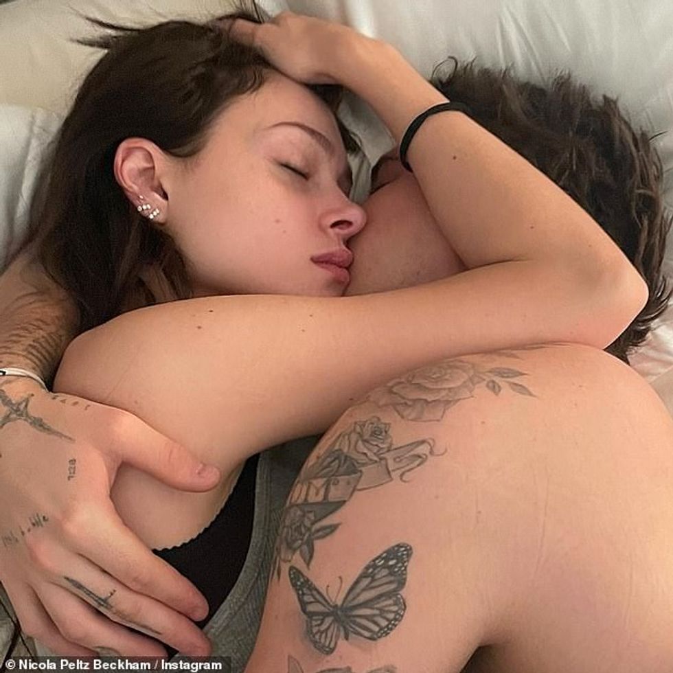 62485841 11220017 Brooklyn Beckham 23 shared a cuddle with wife Nicola Peltz in be a 11 1663349649852