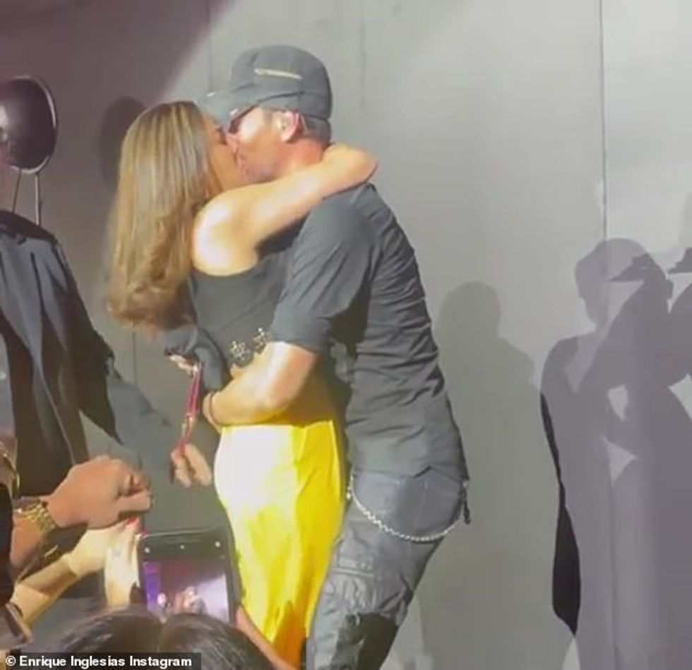 62527659 11224297 Locking lips Enrique Iglesias shocked fans as he shared a clip o a 3 1663497925952