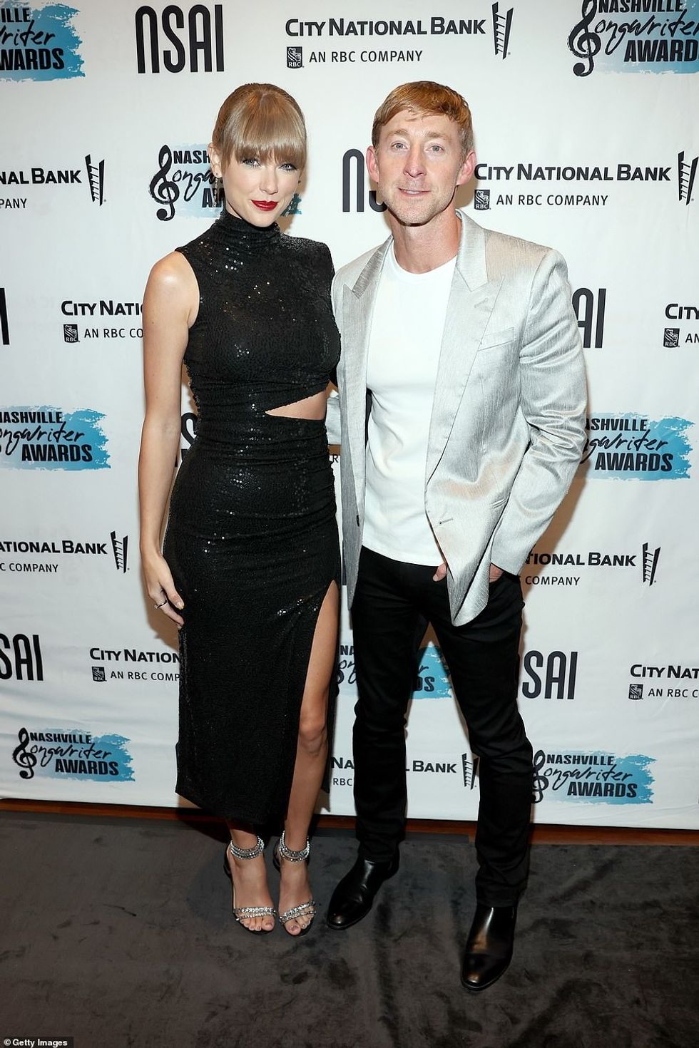 62636953 11233163 Swift also spent time on the red carpet with this year s Songwri a 58 1663738682670