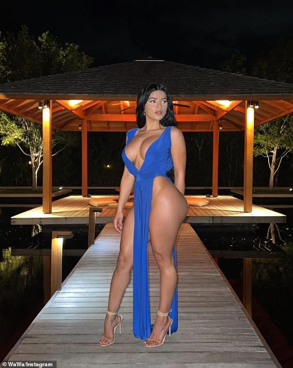 62679197 11237641 Head turner The beauty is known for heating things up on social a 74 1663820307749