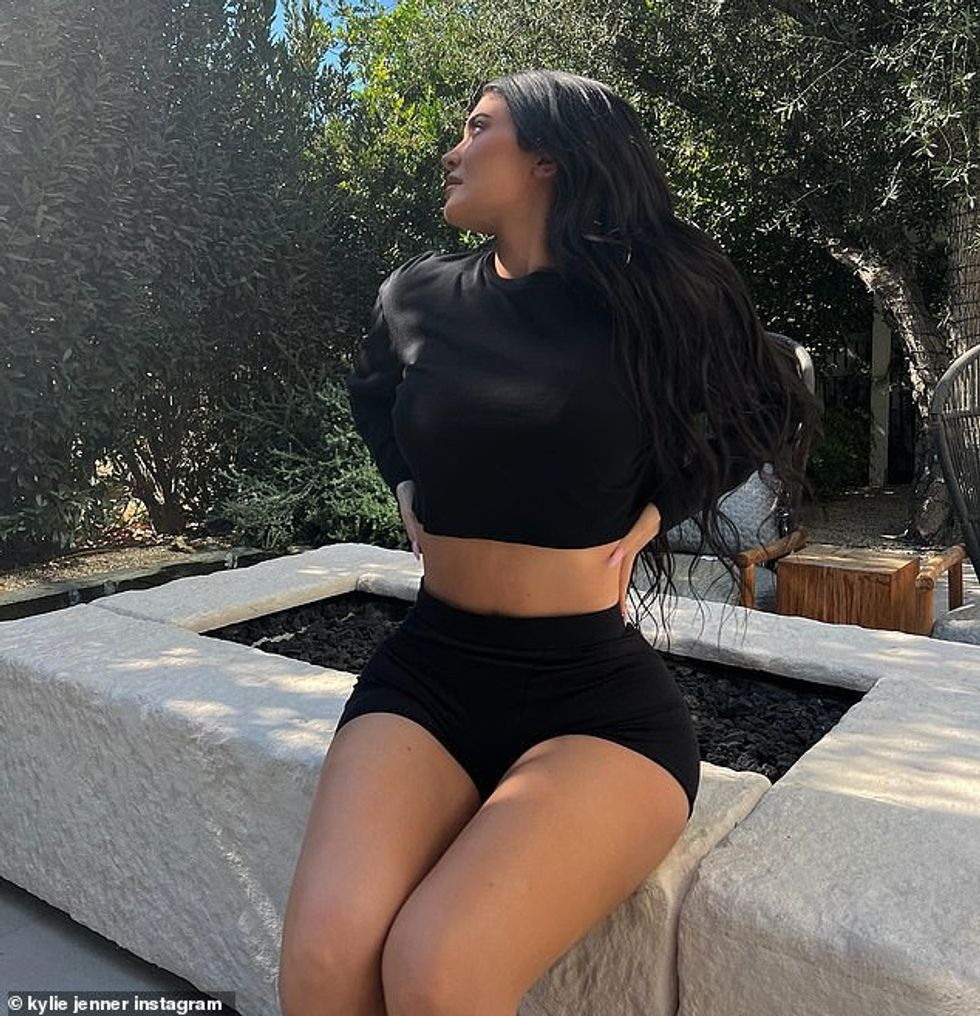 62717063 11241753 Different Kylie explained that Hulu s The Kardashians has a numb a 6 1663909862877